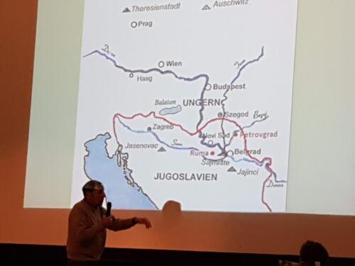Jovan visar var han och Dina levde innan Förintelsen.