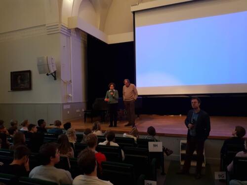 Dina och Jovan svarar på frågor från eleverna.
