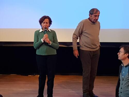 Dina och Jovan svarar på frågor från eleverna.